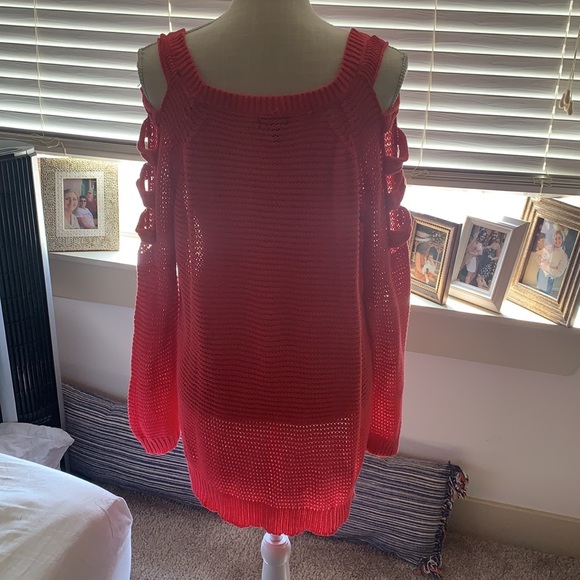 Nollie sweater with cut out shoulders - Picture 3 of 5